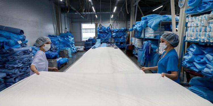 Студенты-волонтеры помогли сшить около трех тысяч защитных костюмов для медперсонала | VIDEO