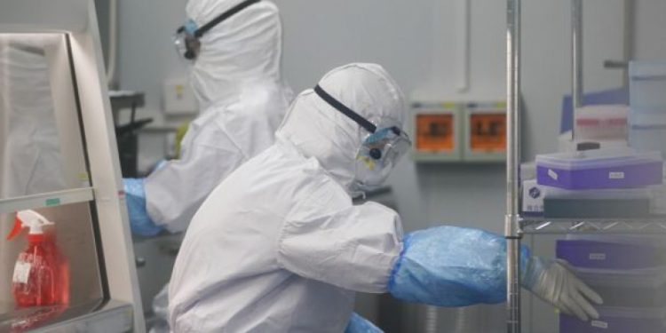 Rusia înregistrează un nou record de cazuri Covid. Un patinoar, transformat într-un spital pentru pacienți