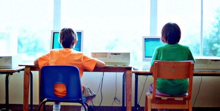 A doua zi după turul II al alegerilor, elevii din peste 700 de școli din țară vor face lecții online