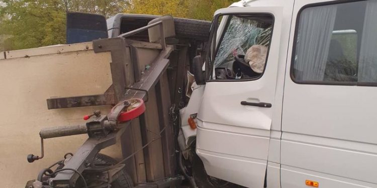 Un microbuz a intrat într-o remorcă la Râșcani: 3 pasageri, răniți