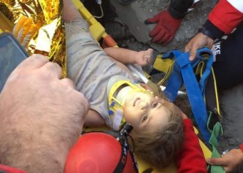 Miracol în Turcia: O fetiță de patru ani a fost salvată, după ce a stat sub ruine 91 de ore | VIDEO