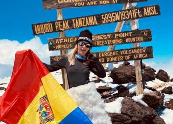 Drapelul R. Moldova, arborat pe cel mai înalt vârf din Africa. O moldoveancă a cucerit Kilimanjaro