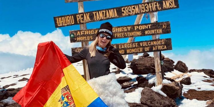 Drapelul R. Moldova, arborat pe cel mai înalt vârf din Africa. O moldoveancă a cucerit Kilimanjaro