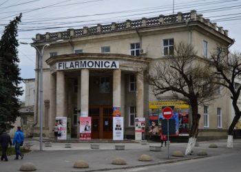„Renaștem Filarmonica! Renaștem împreună!”: Artiștii au cântat pe ruinele edificiului mistuit de flăcări | VIDEO