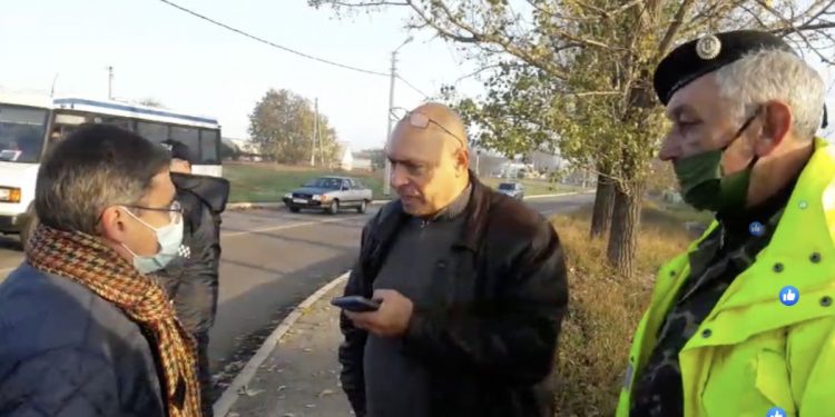 Foști combatanți și persoane politice, la punctul de trecere de la Varnița-Bender. Se ține evidența mașinilor care merg spre secția de vot