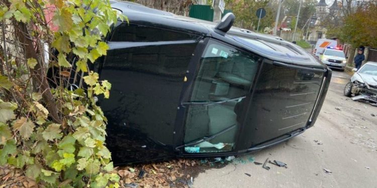 FOTO: Accident grav în Capitală. Un automobil s-a răsturnat sub un gard