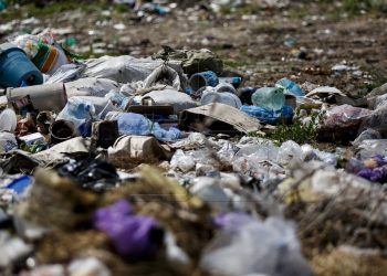 Protest cu măști antigaz: Un grup de tineri activiști a scos în stradă o groapă de gunoi neautorizată de la marginea orășelului Durlești | VIDEO