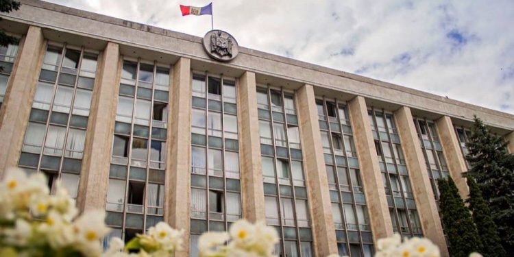 Termenul de vămuire a produsele petroliere importate în Moldova prin regiunea de est urmează să fie prelungit