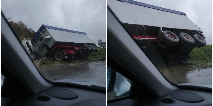 Несчастный случай в Чимишлии. Грузовик попал в канаву после того, как соскользнул с мокрой дороги