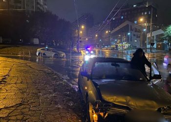Accident nocturn cu implicarea unui taxi în Chișinău. O femeie și fiica sa minoră, rănite