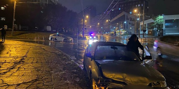 Accident nocturn cu implicarea unui taxi în Chișinău. O femeie și fiica sa minoră, rănite