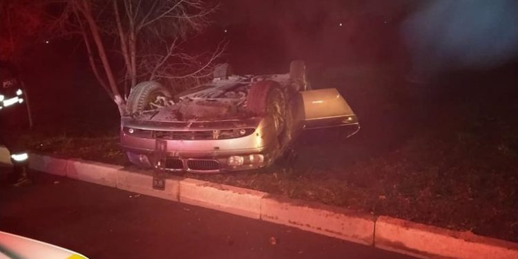 O șoferiță băută a răsturnat un BMW plin cu copii, la Bălți