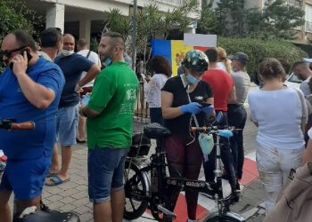 Noaptea nu îi împiedică: Moldovenii din mai multe țări au făcut rând pentru a-și exprima votul | VIDEO