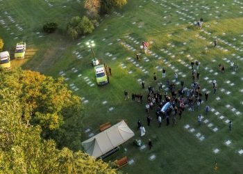 Diego Maradona a fost condus pe ultimul drum. Din cauza incidentelor, mii de polițiști și jandarmi au fost implicați | VIDEO