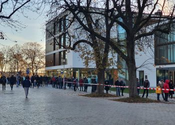 Diaspora vrea să bată propriul record: Cozi infernale la secțiile de votare dis-de-dimineață, plăcinte și ploaia care nu pare să îi sperie | VIDEO