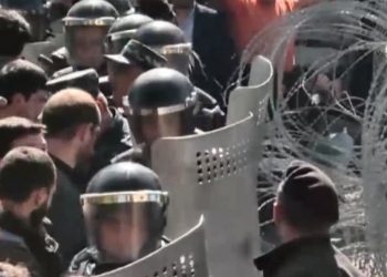 Armenia devine spaţiu aerian interzis. Protestele violente continuă