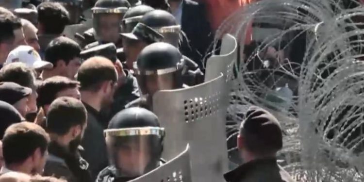 Armenia devine spaţiu aerian interzis. Protestele violente continuă