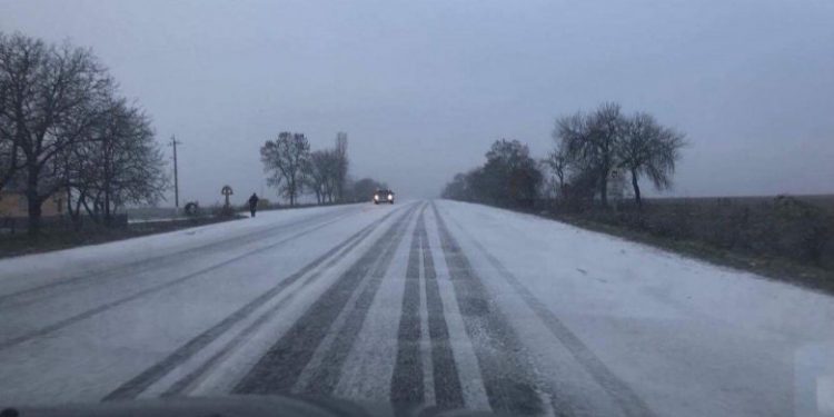 A venit iarna în Moldova: primii fulgi de zăpadă au căzut în sudul și centrul țării | VIDEO