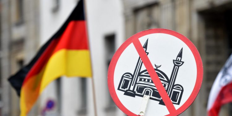 Complot terorist dejucat în Germania. 12 bărbați plănuiau să atace moschei și să omoare musulmani