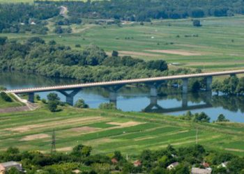 O tânără mamă de 17 ani, salvată în ultima clipă după ce a încercat să sară de pe podul de peste Nistru