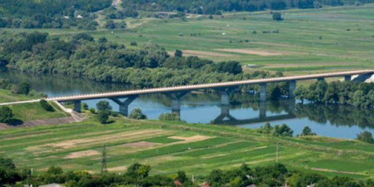 O tânără mamă de 17 ani, salvată în ultima clipă după ce a încercat să sară de pe podul de peste Nistru