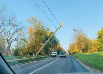 Un pilon, suspendat pe câteva linii electrice, stă să cadă pe o stradă din Chișinău