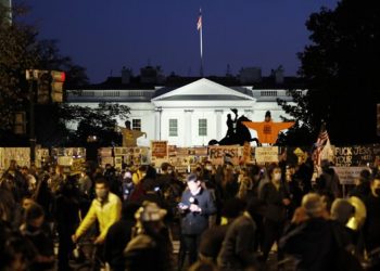 Sute de protestatari s-au adunat în faţa Casei Albe. Marile oraşe se pregătesc de proteste. Arestări pe străzile din Washington D.C