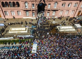 Haos la priveghiul lui Maradona. Argentinienii au încercat să ia cu asalt Casa Rosada și au fost loviți cu gaze lacrimogene