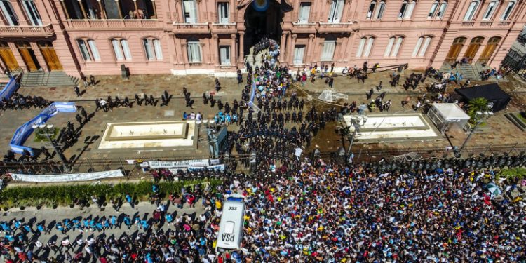 Haos la priveghiul lui Maradona. Argentinienii au încercat să ia cu asalt Casa Rosada și au fost loviți cu gaze lacrimogene