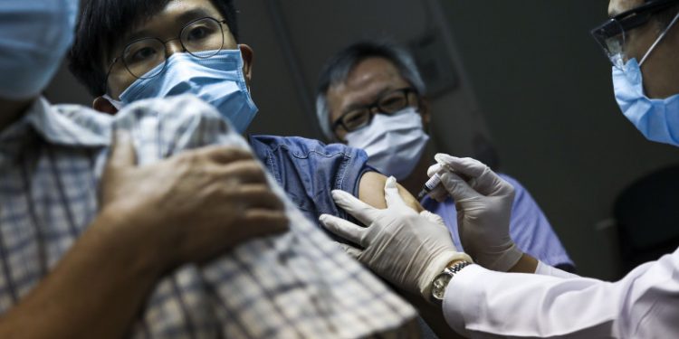 China a vaccinat deja un milion de oameni cu trei seruri experimentale anti-COVID