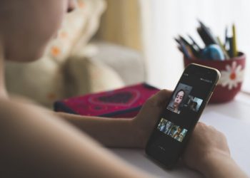 Școala în pandemie. Părinții sunt nemulțumiți, profesorii fac față cu greu situației, iar responsabilii dau asigurări că situația este sub control | VIDEO