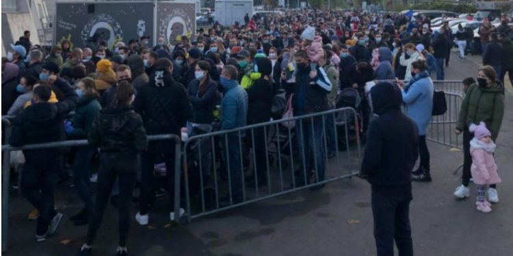 Mobilizare fără precedent în diasporă: Cozi până la deschiderea secțiilor în mai multe state europene