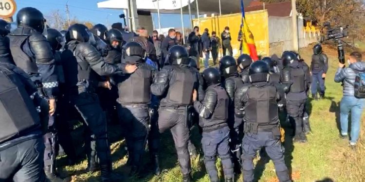 MAI a adus mascații la Varnița. Folosesc electroșocul. Polițist: „Am să folosesc și gazele lacrimogene” | Update