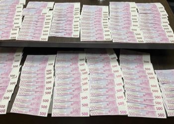 Trei persoane care vindeau euro și dolari falși, reținute. A fost prevenită punerea în circulație a peste 60 mii EUR