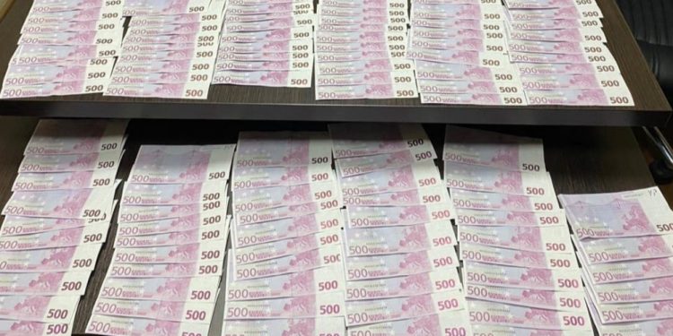 Trei persoane care vindeau euro și dolari falși, reținute. A fost prevenită punerea în circulație a peste 60 mii EUR