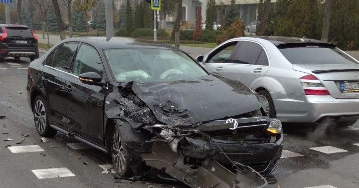 Accident lângă Parlament cu implicarea unui microbuz: Doi pasageri, răniți