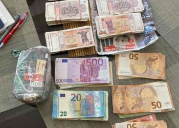 Stopau şoferi aflaţi în stare de ebrietate şi estorcau bani pentru a nu-i documenta. Patru poliţişti, reţinuţi de CNA