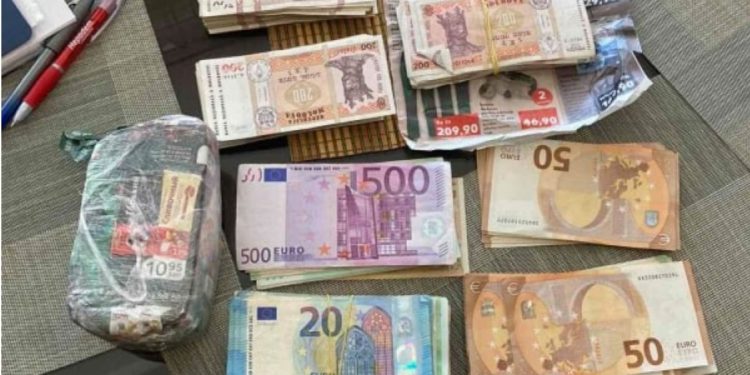 Stopau şoferi aflaţi în stare de ebrietate şi estorcau bani pentru a nu-i documenta. Patru poliţişti, reţinuţi de CNA