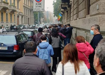 Moldovenii din Italia votează: Cetățenii stau în rând de la orele 07:00