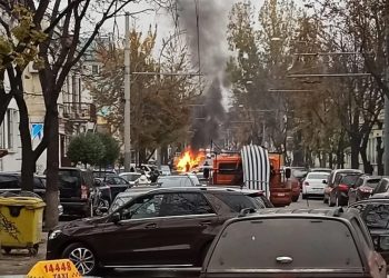 Incendiu în centrul Capitalei. Două autoturisme au ars în urma unui accident | VIDEO