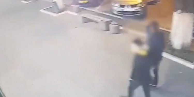 Un taximetrist, stropit cu gaz lacrimogen și jefuit de către doi minori din Ungheni. Ce a povestit victima oamenilor legii
