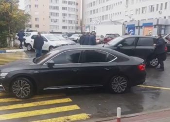 De alegeri, mașina lui Igor Dodon a inventat un nou tip de parcare: direct pe trecerea de pietoni | VIDEO