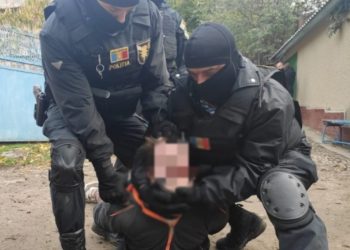 Oamenii legii oferă detalii despre luarea ostaticilor de la Anenii Noi și publică imagini cu momentul eliberării victimelor. Un polițist, rănit