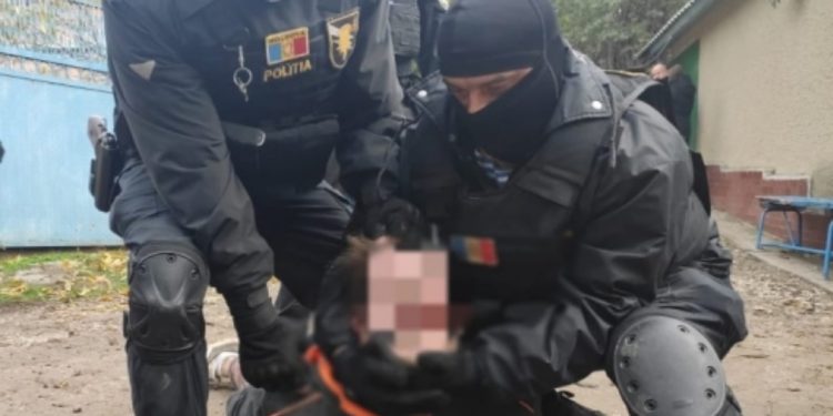 Oamenii legii oferă detalii despre luarea ostaticilor de la Anenii Noi și publică imagini cu momentul eliberării victimelor. Un polițist, rănit