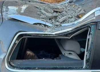 Chișinău: Un stâlp de beton a căzut peste un automobil