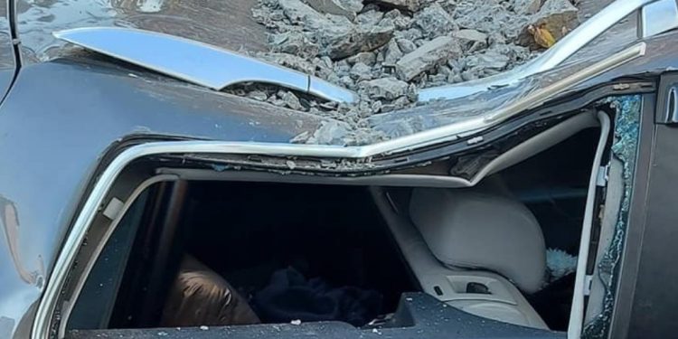 Chișinău: Un stâlp de beton a căzut peste un automobil