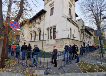 Deși secțiile de vot nu s-au deschis, moldovenii din București și Hamburg deja stau în rând pentru a putea vota