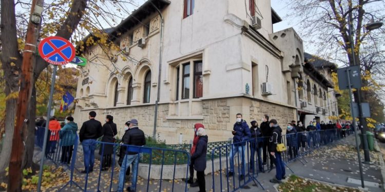 Deși secțiile de vot nu s-au deschis, moldovenii din București și Hamburg deja stau în rând pentru a putea vota