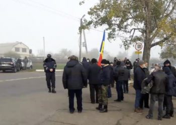 Situație încordată la Varnița și Sănătăuca. Polițiști, sârmă ghimpată, anvelope sparte și alegători care spun că au venit să voteze „ca să nu fie război” | VIDEO