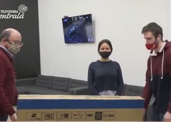 Ne-a urmărit, a dat like și s-a ales cu un televizor. Televiziunea Centrală continuă să-și premieze telespectatorii fideli | VIDEO